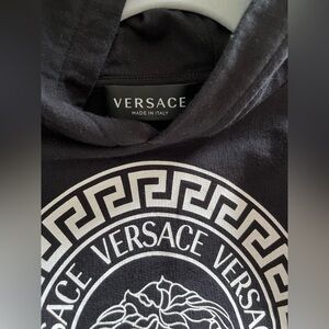 Versace MEDUSA KIDS HOODIE in black. Size 6A great condition worn one time.